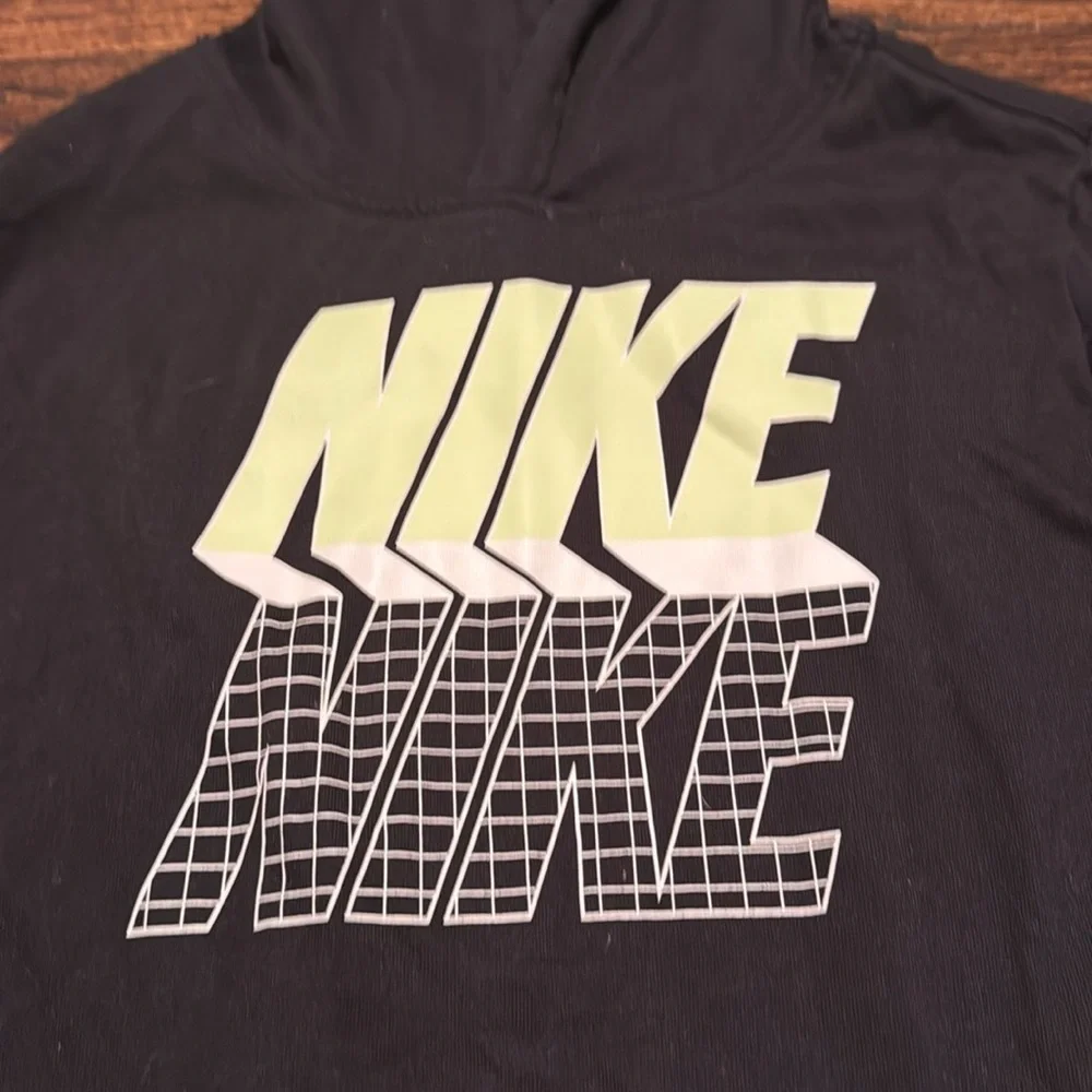 Nike youth boys Black thin Hoodie. Used good condition in youth size medium